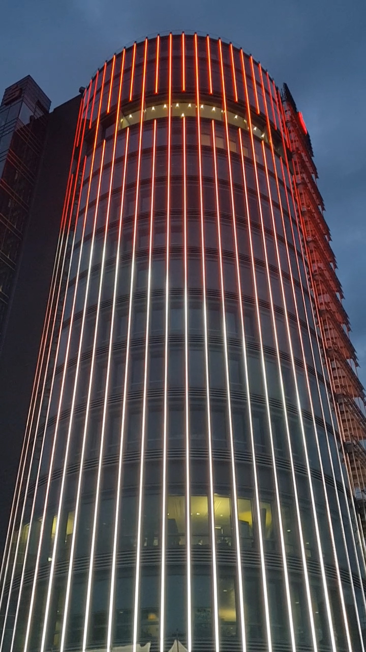 livebau installiert Fassadenbeleuchtung am Sparkassenturm